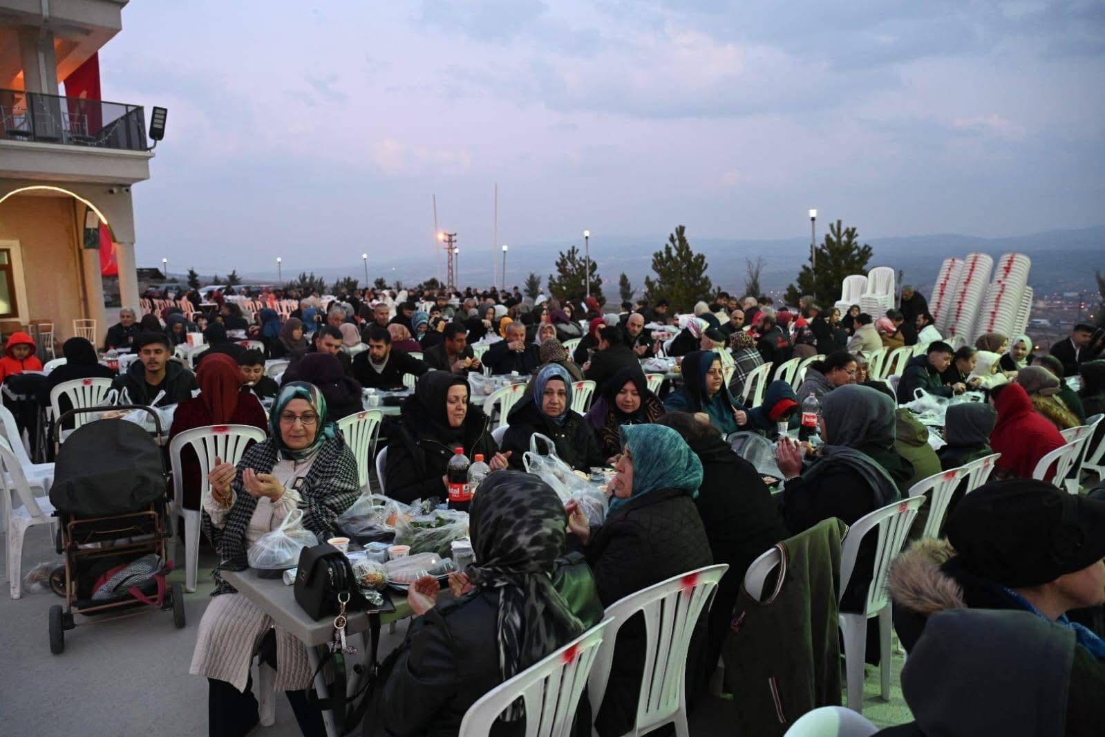 Açık alan iftar sofrası