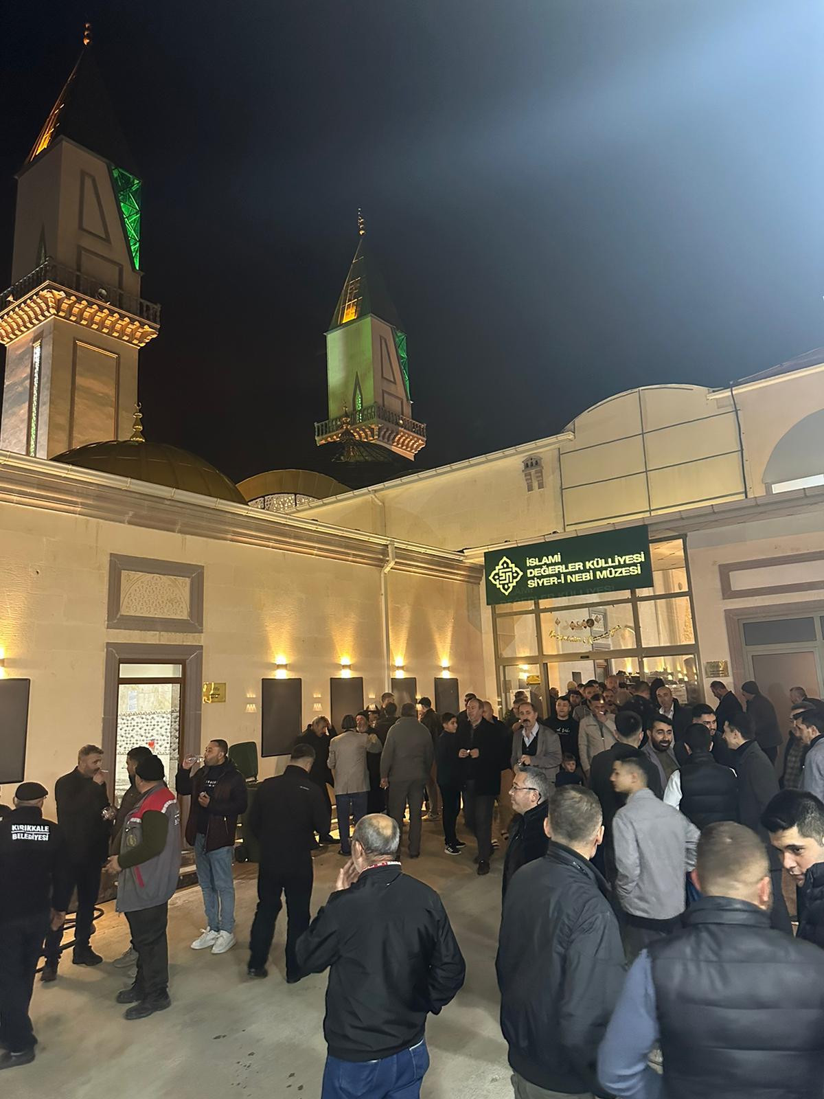 İslami Değerler Külliyesi gece görünümü