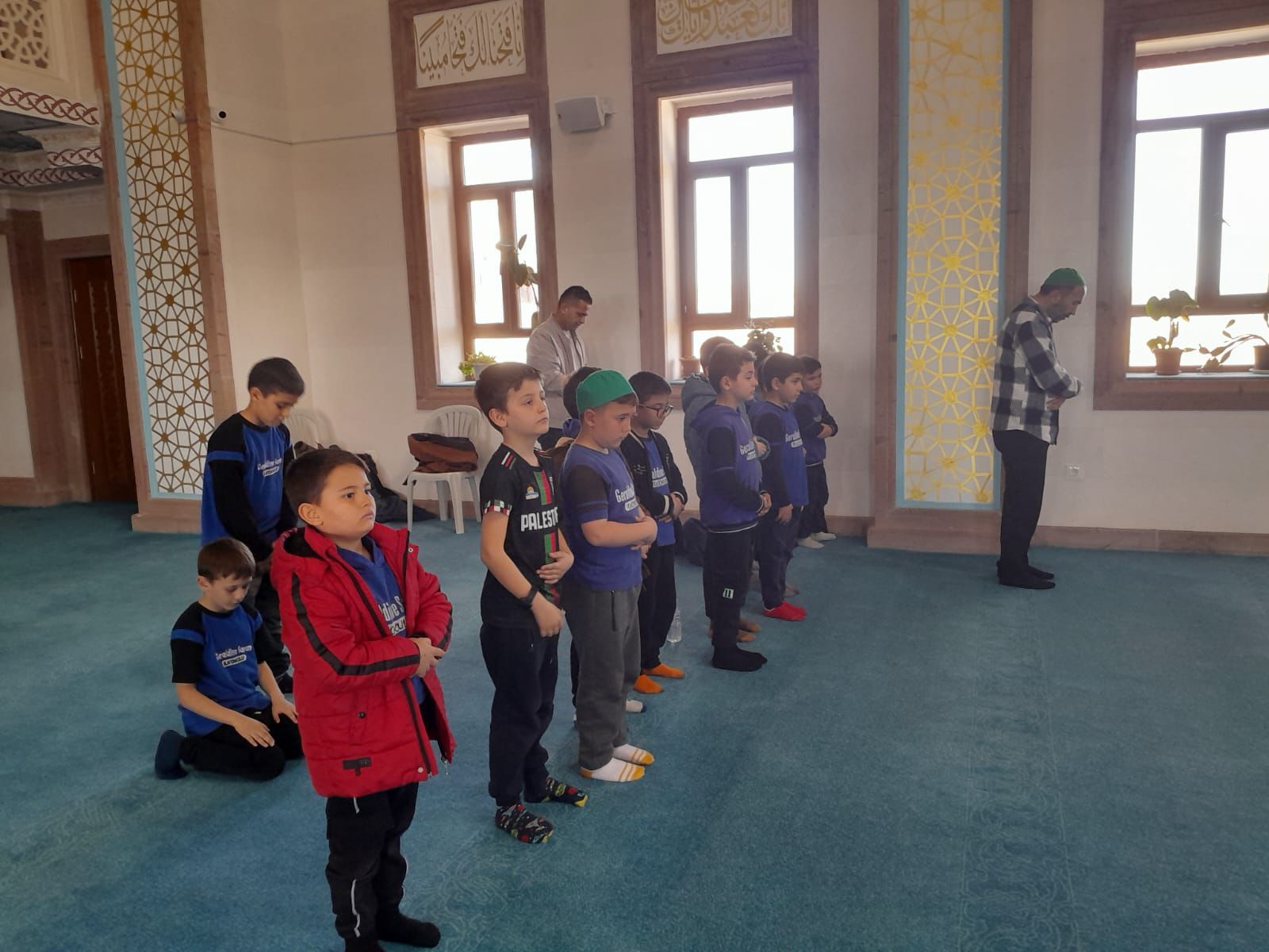 Çocuklar namaz kılıyor